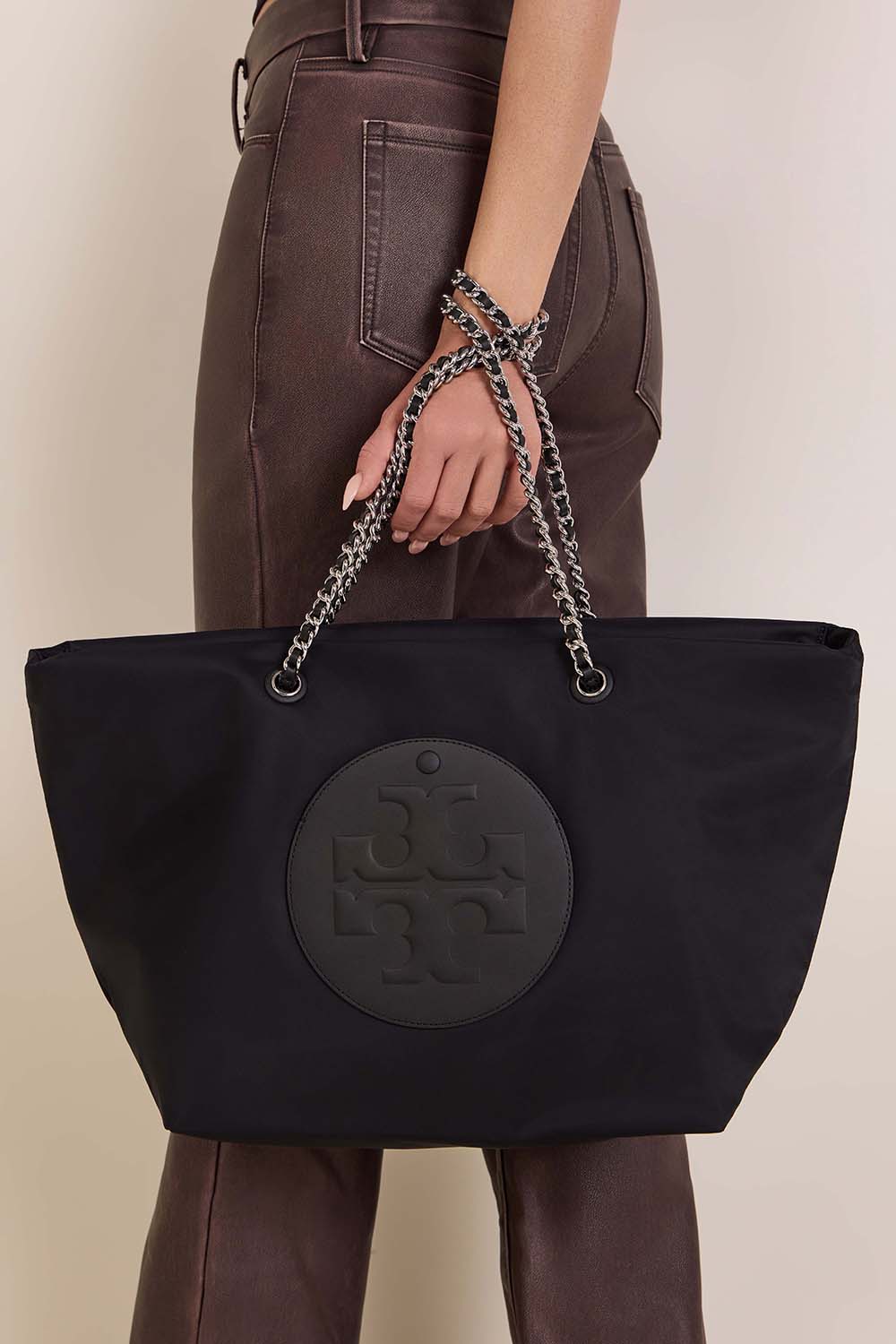 תמונת כל הלוק של תיק נשיאה טוט אלה צ'יין